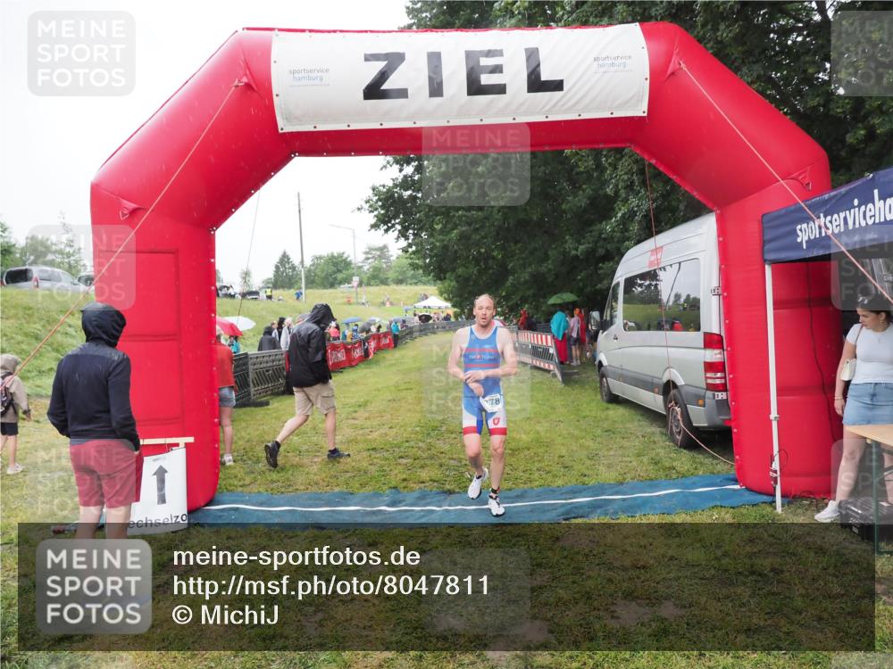 21.06.2025 - 27. Vierlanden-Triathlon MichiJ http://msf.ph/oto/8047811 15.06.2026 14:15:29 Ziel 1278 meine-sportfotos.de