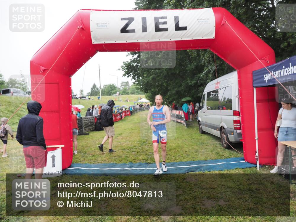 21.06.2025 - 27. Vierlanden-Triathlon MichiJ http://msf.ph/oto/8047813 15.06.2026 14:15:29 Ziel 1278 meine-sportfotos.de