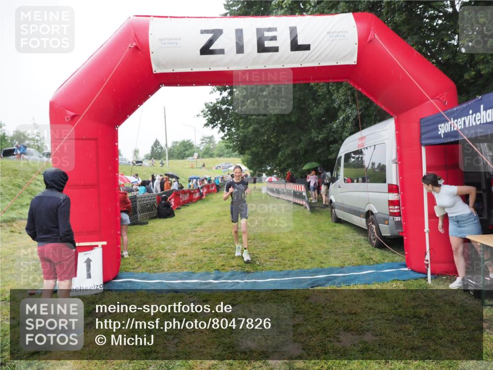 21.06.2025 - 27. Vierlanden-Triathlon MichiJ http://msf.ph/oto/8047826 15.06.2026 14:15:39 Ziel 1211 meine-sportfotos.de