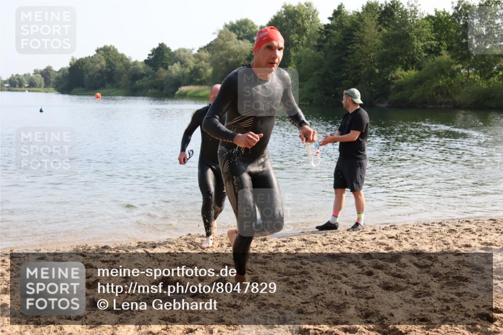 15.06.2025 - 27. Vierlanden-Triathlon Lena Gebhardt http://msf.ph/oto/8047829 15.06.2025 08:53:21 Schwimmen 133, 162, 169 meine-sportfotos.de