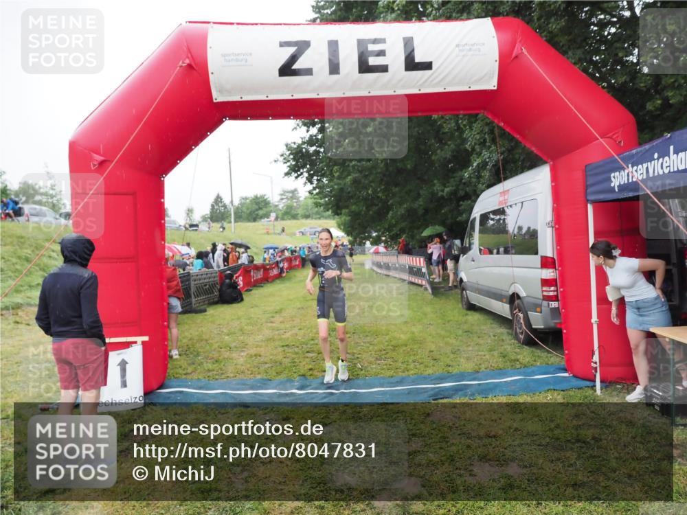 21.06.2025 - 27. Vierlanden-Triathlon MichiJ http://msf.ph/oto/8047831 15.06.2026 14:15:40 Ziel 1211, 1309 meine-sportfotos.de