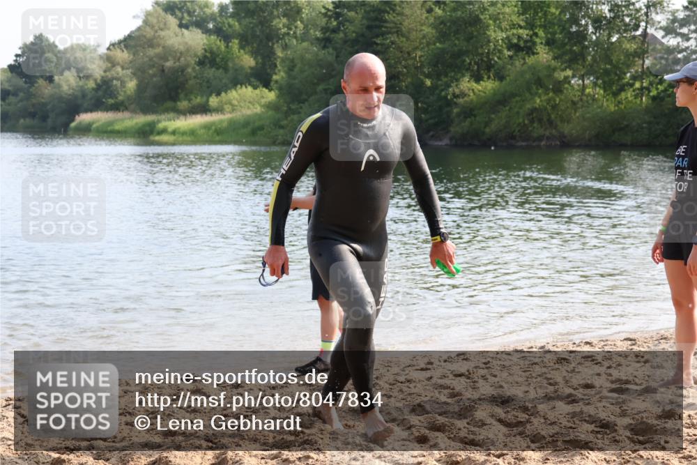 15.06.2025 - 27. Vierlanden-Triathlon Lena Gebhardt http://msf.ph/oto/8047834 15.06.2025 08:53:23 Schwimmen 162, 169 meine-sportfotos.de