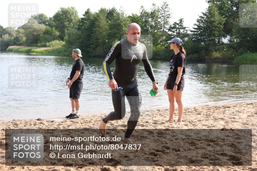 15.06.2025 - 27. Vierlanden-Triathlon Lena Gebhardt http://msf.ph/oto/8047837 15.06.2025 08:53:23 Schwimmen 162, 169 meine-sportfotos.de