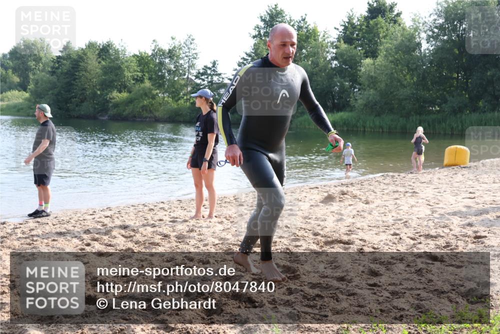 15.06.2025 - 27. Vierlanden-Triathlon Lena Gebhardt http://msf.ph/oto/8047840 15.06.2025 08:53:24 Schwimmen 162, 169 meine-sportfotos.de