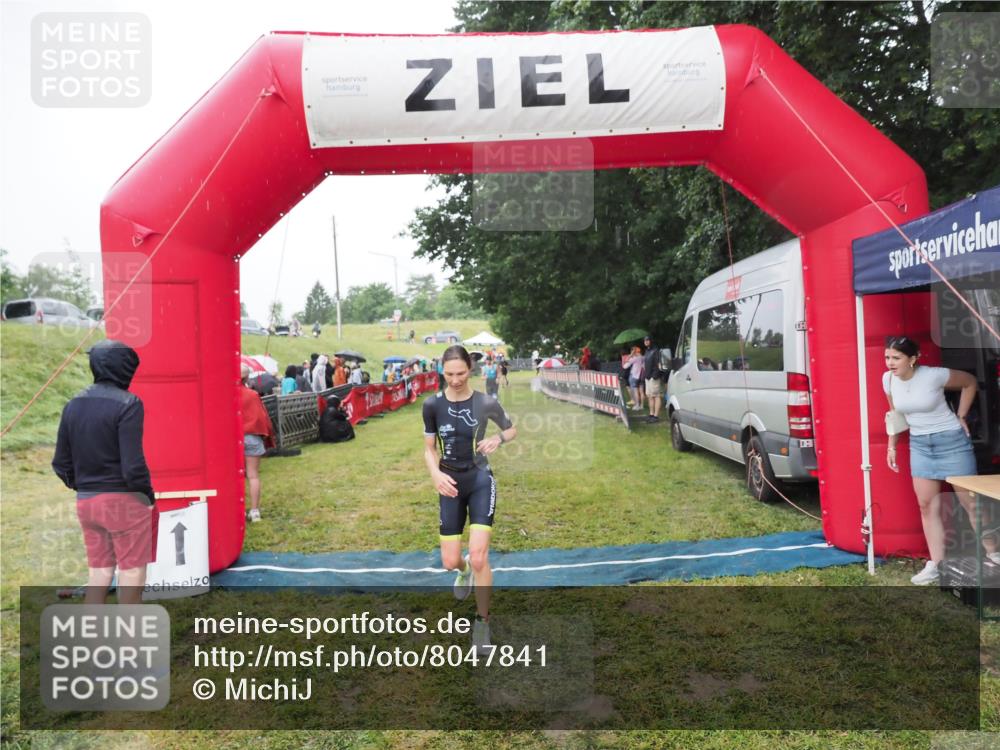 21.06.2025 - 27. Vierlanden-Triathlon MichiJ http://msf.ph/oto/8047841 15.06.2026 14:15:40 Ziel 1211, 1309 meine-sportfotos.de