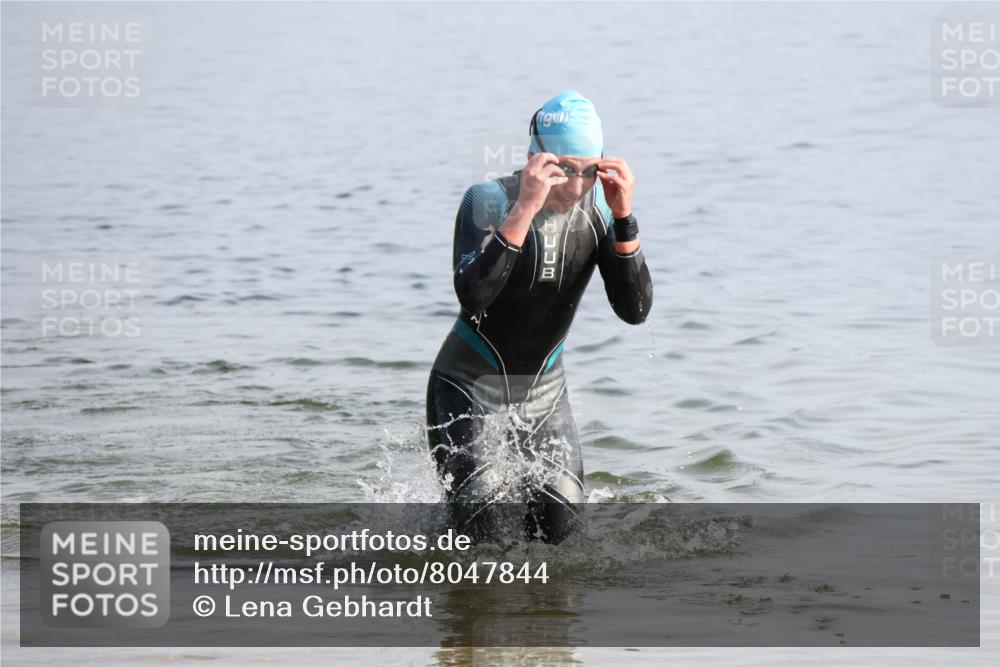 15.06.2025 - 27. Vierlanden-Triathlon Lena Gebhardt http://msf.ph/oto/8047844 15.06.2025 08:53:42 Schwimmen 202 meine-sportfotos.de