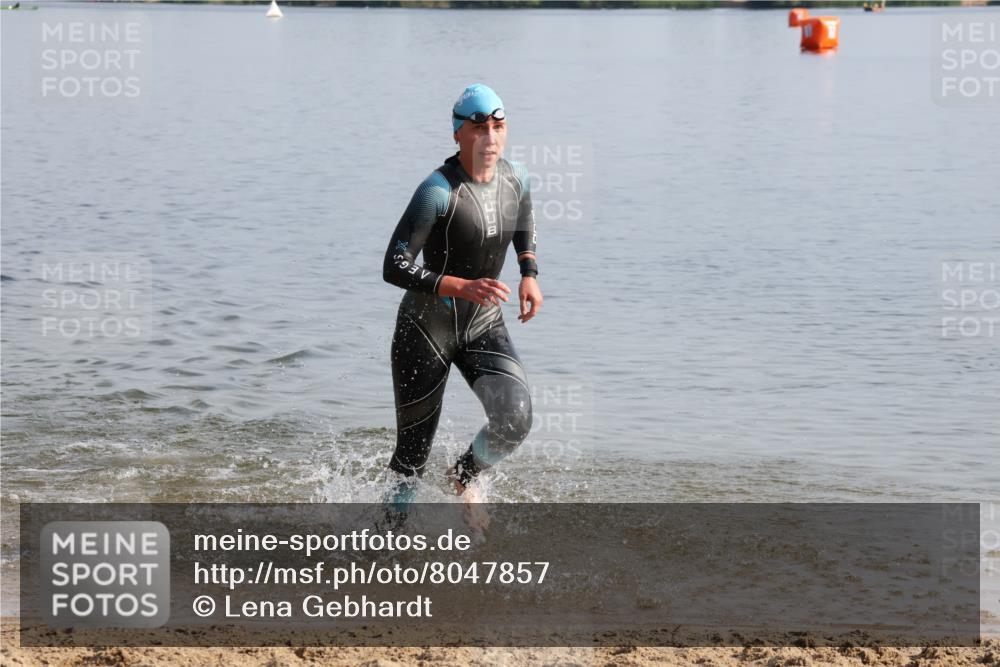 15.06.2025 - 27. Vierlanden-Triathlon Lena Gebhardt http://msf.ph/oto/8047857 15.06.2025 08:53:44 Schwimmen 202 meine-sportfotos.de