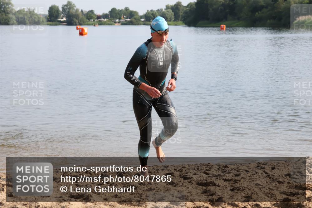 15.06.2025 - 27. Vierlanden-Triathlon Lena Gebhardt http://msf.ph/oto/8047865 15.06.2025 08:53:45 Schwimmen 202 meine-sportfotos.de