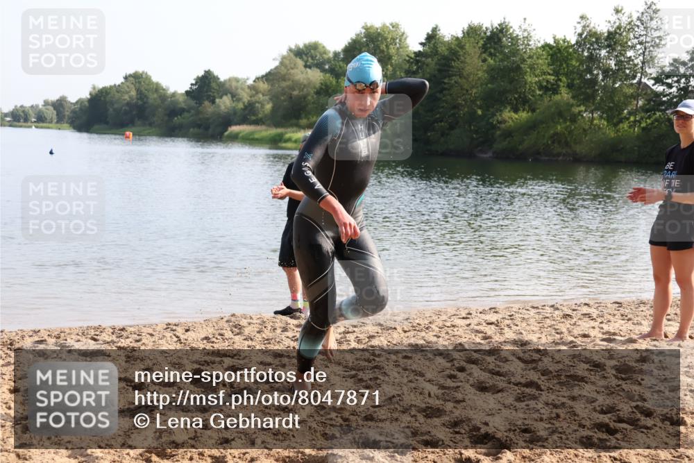15.06.2025 - 27. Vierlanden-Triathlon Lena Gebhardt http://msf.ph/oto/8047871 15.06.2025 08:53:46 Schwimmen 202 meine-sportfotos.de