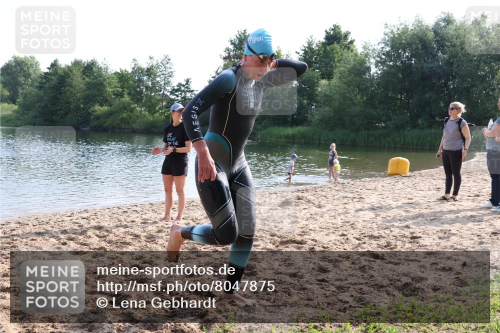 15.06.2025 - 27. Vierlanden-Triathlon Lena Gebhardt http://msf.ph/oto/8047875 15.06.2025 08:53:47 Schwimmen 202 meine-sportfotos.de