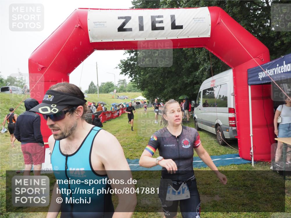 21.06.2025 - 27. Vierlanden-Triathlon MichiJ http://msf.ph/oto/8047881 15.06.2026 14:15:47 Ziel 1172, 1211, 1217, 1293, 1309 meine-sportfotos.de