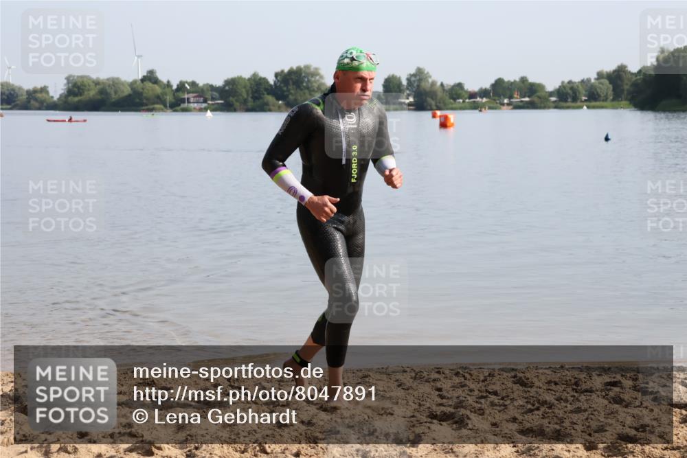 15.06.2025 - 27. Vierlanden-Triathlon Lena Gebhardt http://msf.ph/oto/8047891 15.06.2025 08:54:48 Schwimmen 108 meine-sportfotos.de