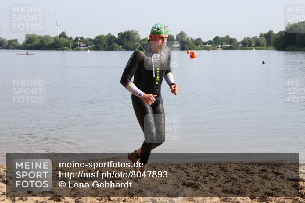 15.06.2025 - 27. Vierlanden-Triathlon Lena Gebhardt http://msf.ph/oto/8047893 15.06.2025 08:54:48 Schwimmen 108 meine-sportfotos.de