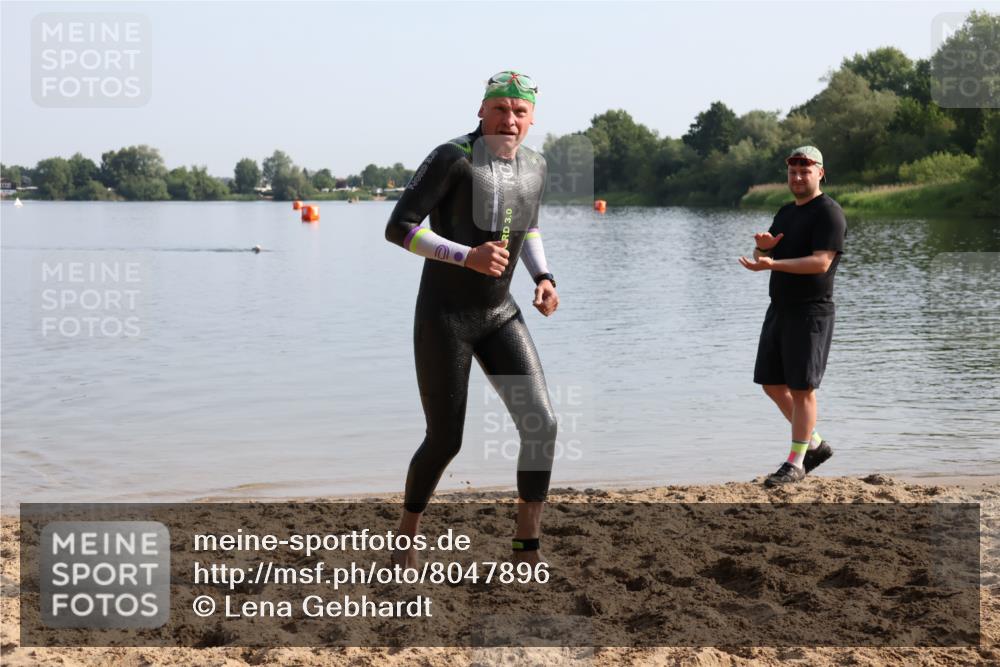 15.06.2025 - 27. Vierlanden-Triathlon Lena Gebhardt http://msf.ph/oto/8047896 15.06.2025 08:54:49 Schwimmen 108 meine-sportfotos.de