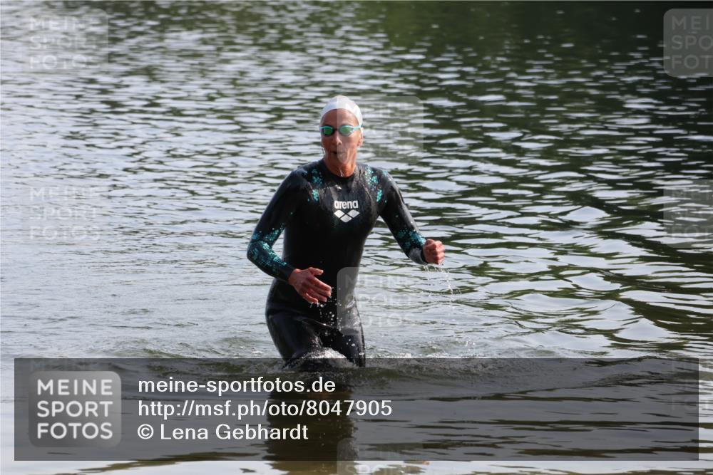 15.06.2025 - 27. Vierlanden-Triathlon Lena Gebhardt http://msf.ph/oto/8047905 15.06.2025 08:55:30 Schwimmen 225 meine-sportfotos.de