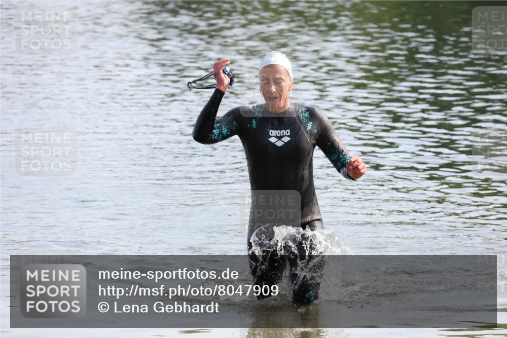 15.06.2025 - 27. Vierlanden-Triathlon Lena Gebhardt http://msf.ph/oto/8047909 15.06.2025 08:55:32 Schwimmen 225 meine-sportfotos.de
