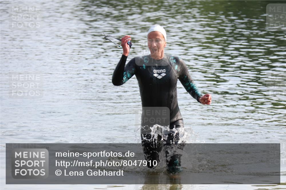 15.06.2025 - 27. Vierlanden-Triathlon Lena Gebhardt http://msf.ph/oto/8047910 15.06.2025 08:55:32 Schwimmen 225 meine-sportfotos.de
