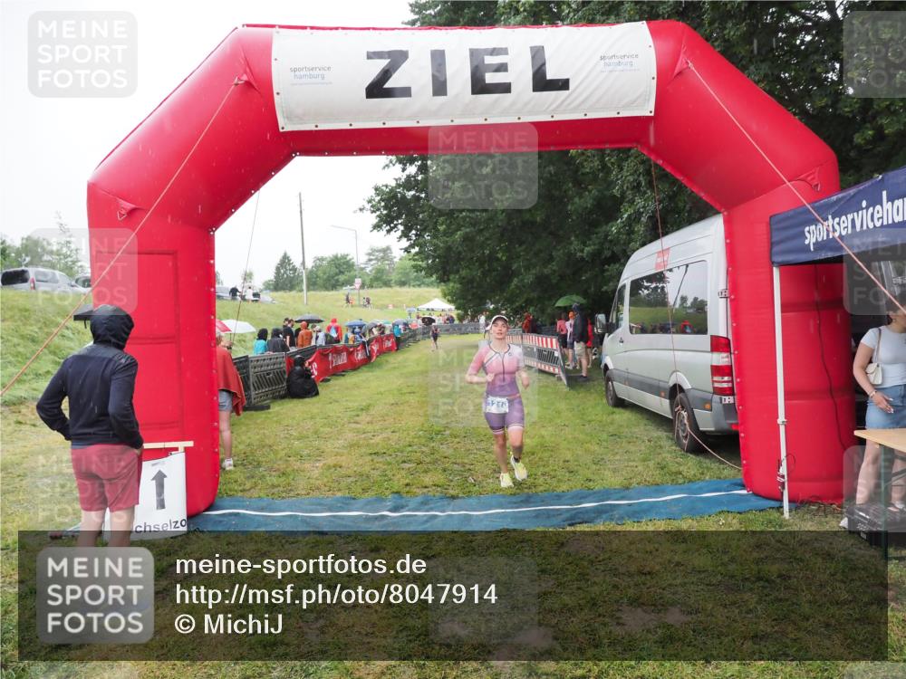 21.06.2025 - 27. Vierlanden-Triathlon MichiJ http://msf.ph/oto/8047914 15.06.2026 14:15:54 Ziel 1210, 1217, 1293 meine-sportfotos.de