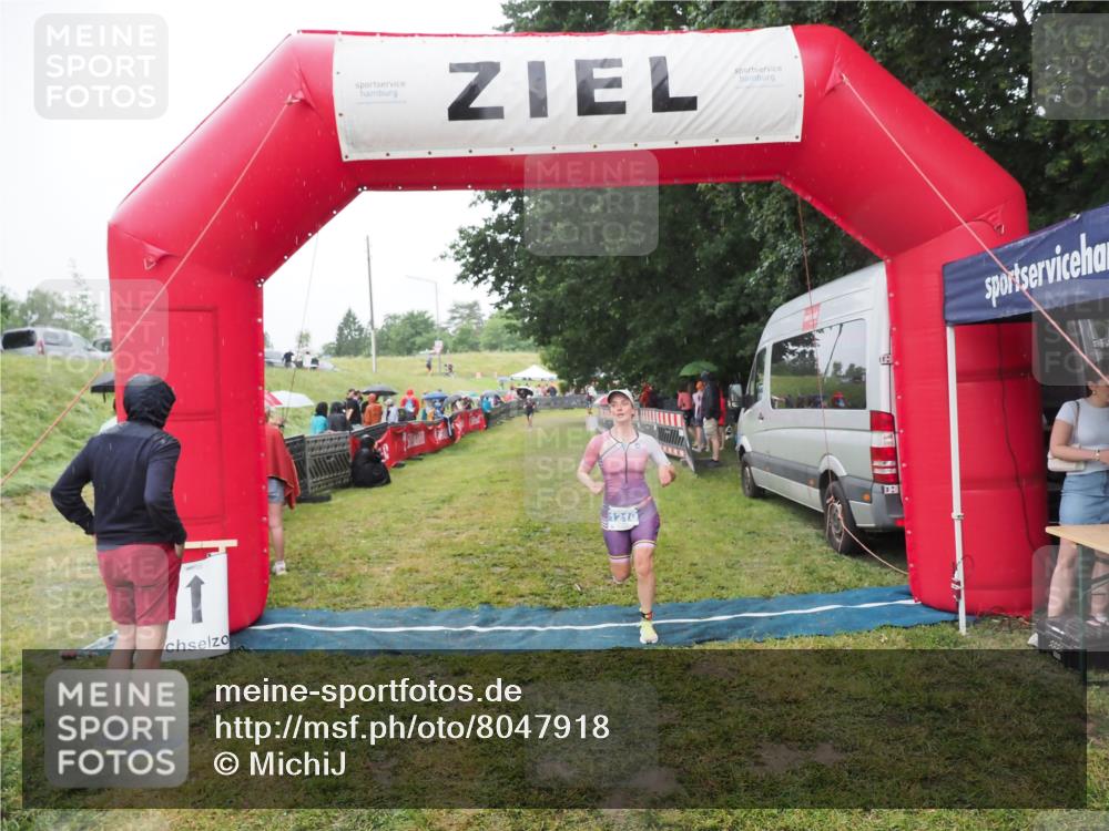 21.06.2025 - 27. Vierlanden-Triathlon MichiJ http://msf.ph/oto/8047918 15.06.2026 14:15:54 Ziel 1210, 1217, 1293 meine-sportfotos.de
