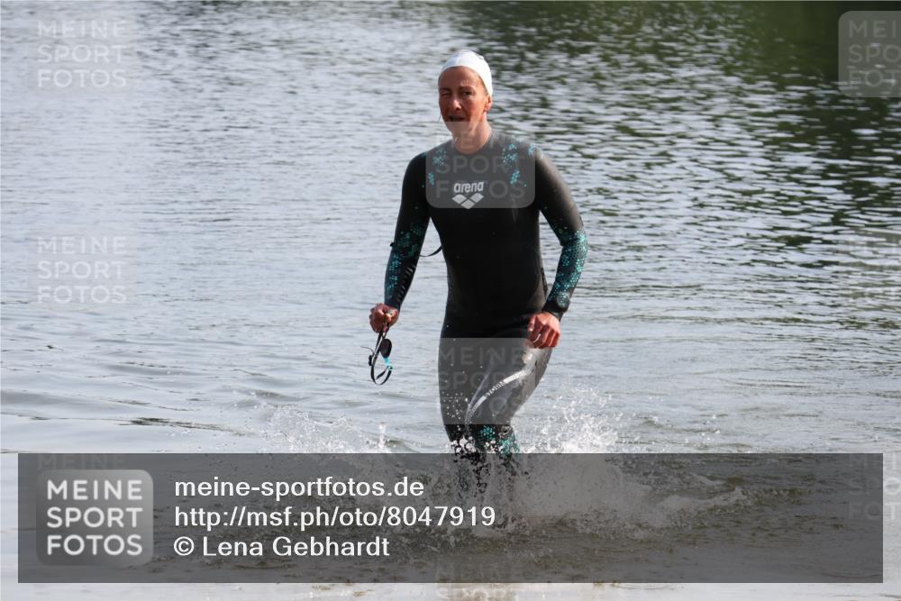 15.06.2025 - 27. Vierlanden-Triathlon Lena Gebhardt http://msf.ph/oto/8047919 15.06.2025 08:55:33 Schwimmen 225 meine-sportfotos.de
