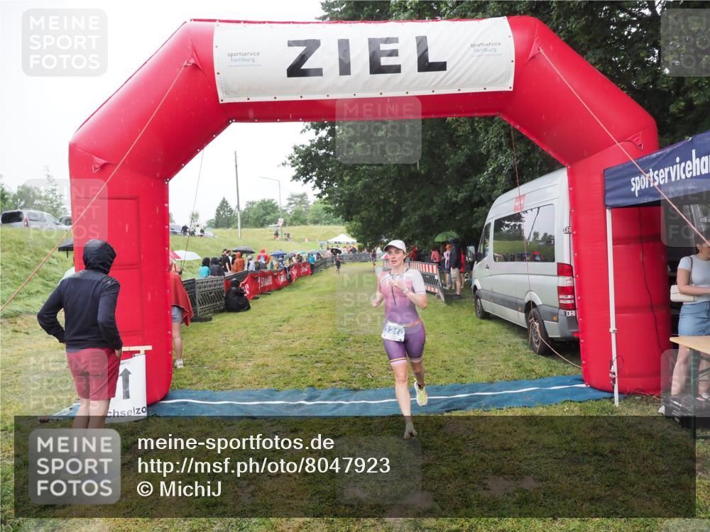 21.06.2025 - 27. Vierlanden-Triathlon MichiJ http://msf.ph/oto/8047923 15.06.2026 14:15:54 Ziel 1210, 1217, 1293 meine-sportfotos.de