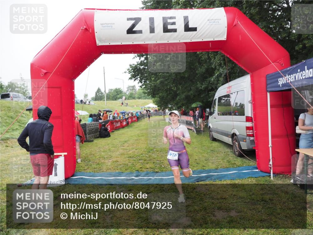 21.06.2025 - 27. Vierlanden-Triathlon MichiJ http://msf.ph/oto/8047925 15.06.2026 14:15:55 Ziel 1210, 1217, 1293 meine-sportfotos.de