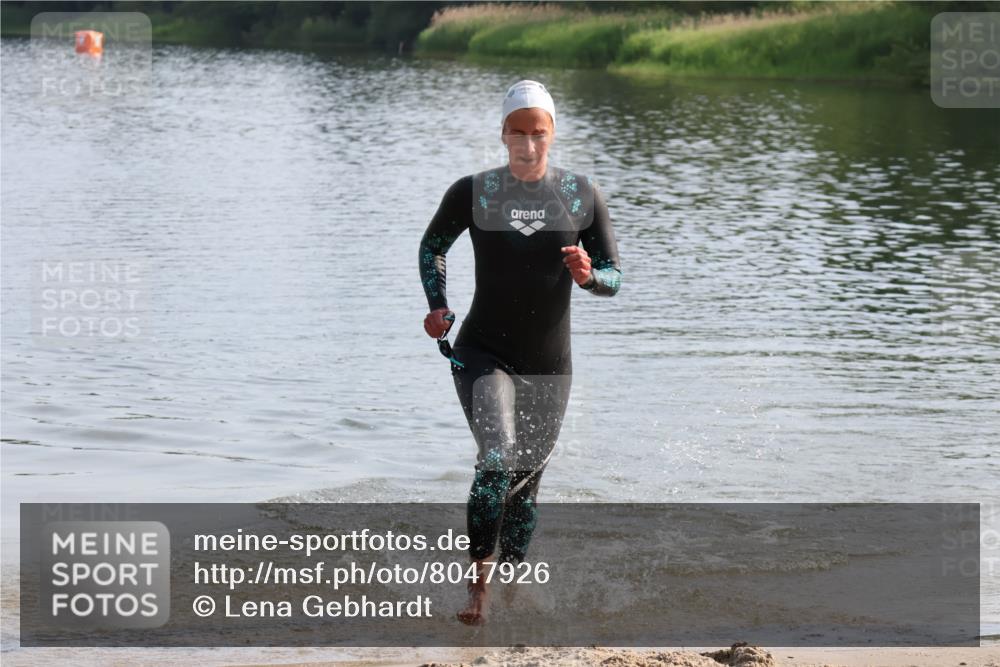 15.06.2025 - 27. Vierlanden-Triathlon Lena Gebhardt http://msf.ph/oto/8047926 15.06.2025 08:55:34 Schwimmen 225 meine-sportfotos.de