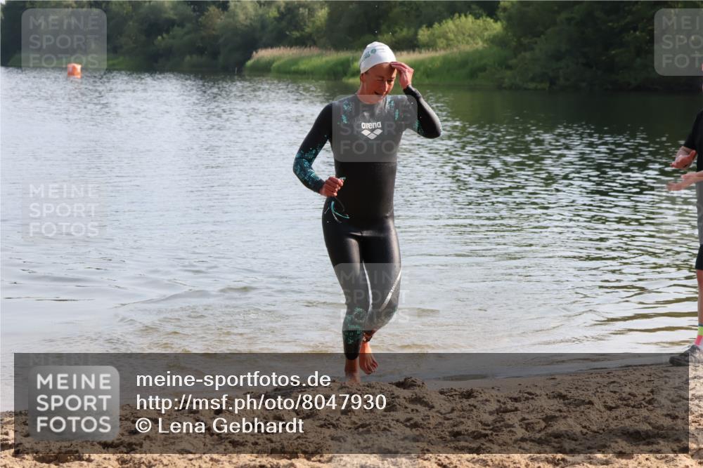 15.06.2025 - 27. Vierlanden-Triathlon Lena Gebhardt http://msf.ph/oto/8047930 15.06.2025 08:55:35 Schwimmen 225 meine-sportfotos.de