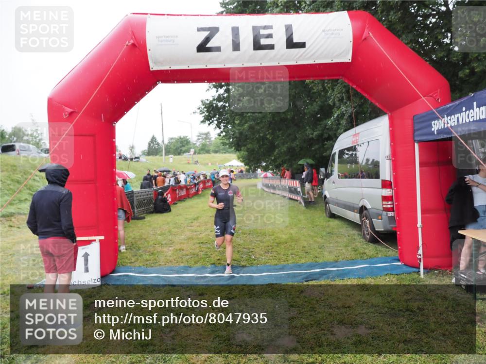 21.06.2025 - 27. Vierlanden-Triathlon MichiJ http://msf.ph/oto/8047935 15.06.2026 14:16:02 Ziel 1173, 1277 meine-sportfotos.de