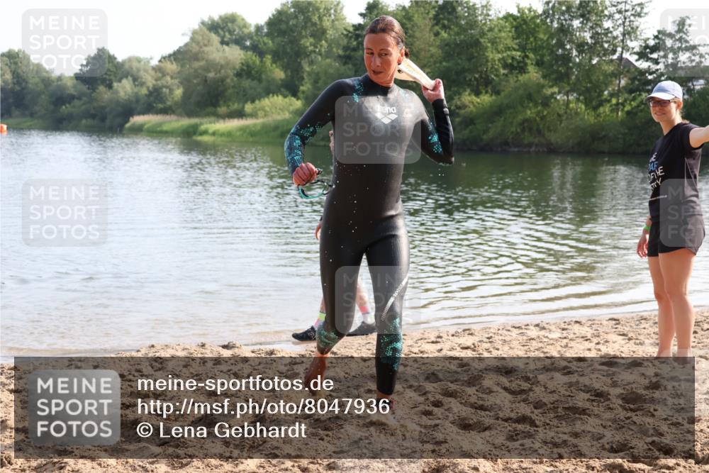 15.06.2025 - 27. Vierlanden-Triathlon Lena Gebhardt http://msf.ph/oto/8047936 15.06.2025 08:55:37 Schwimmen 225 meine-sportfotos.de