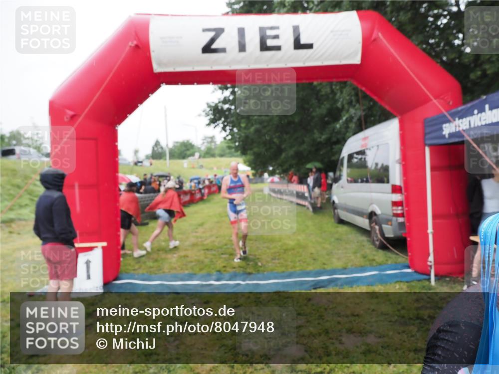21.06.2025 - 27. Vierlanden-Triathlon MichiJ http://msf.ph/oto/8047948 15.06.2026 14:16:06 Ziel 1173, 1277 meine-sportfotos.de