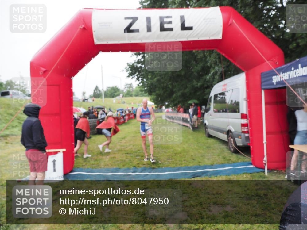 21.06.2025 - 27. Vierlanden-Triathlon MichiJ http://msf.ph/oto/8047950 15.06.2026 14:16:06 Ziel 1173, 1277 meine-sportfotos.de