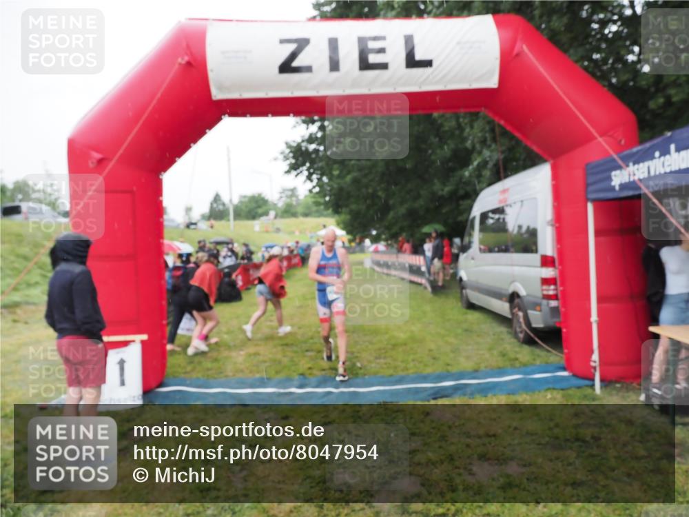 21.06.2025 - 27. Vierlanden-Triathlon MichiJ http://msf.ph/oto/8047954 15.06.2026 14:16:06 Ziel 1173, 1277 meine-sportfotos.de