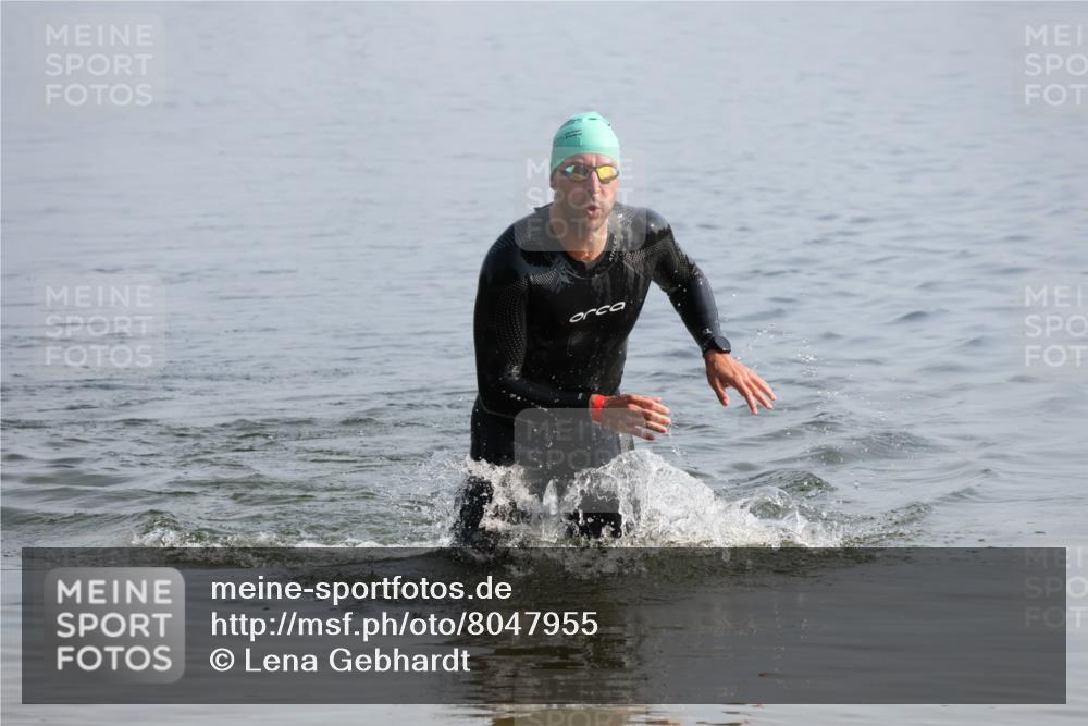 15.06.2025 - 27. Vierlanden-Triathlon Lena Gebhardt http://msf.ph/oto/8047955 15.06.2025 08:56:13 Schwimmen 239 meine-sportfotos.de
