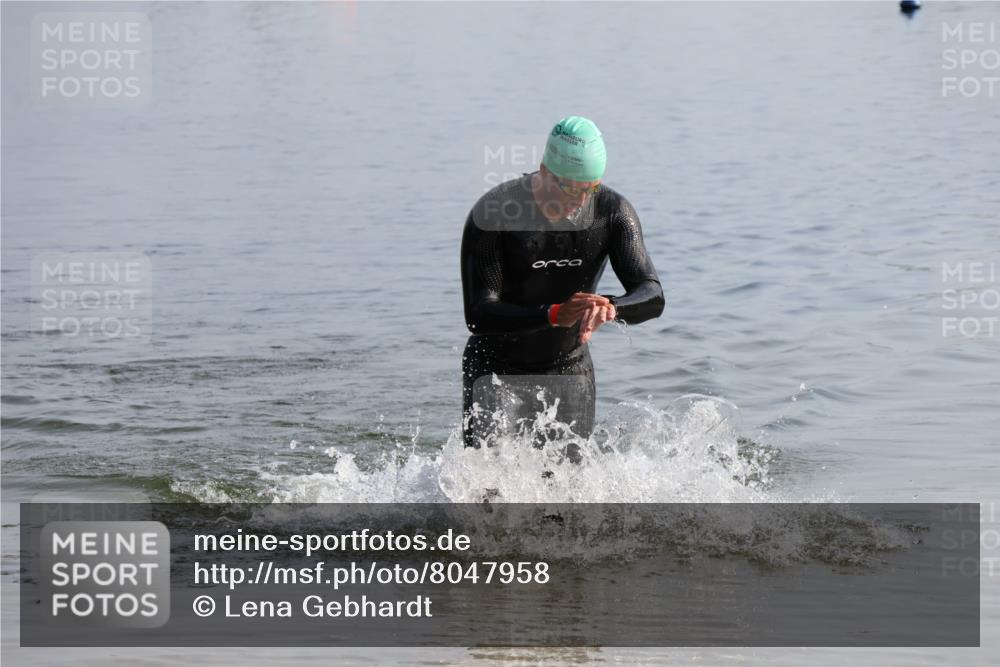 15.06.2025 - 27. Vierlanden-Triathlon Lena Gebhardt http://msf.ph/oto/8047958 15.06.2025 08:56:14 Schwimmen 239 meine-sportfotos.de