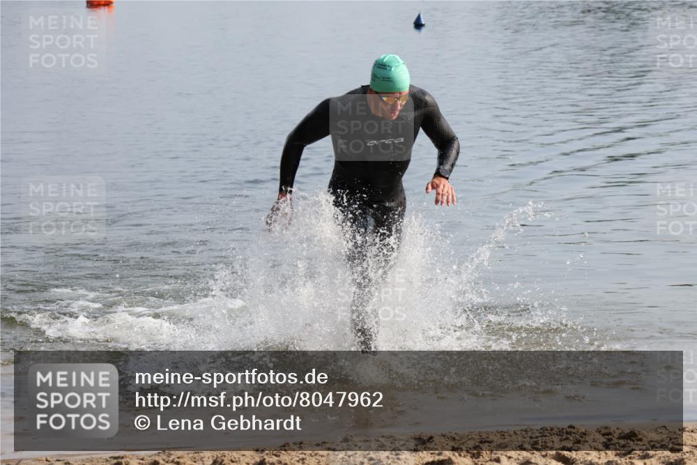 15.06.2025 - 27. Vierlanden-Triathlon Lena Gebhardt http://msf.ph/oto/8047962 15.06.2025 08:56:14 Schwimmen 239 meine-sportfotos.de