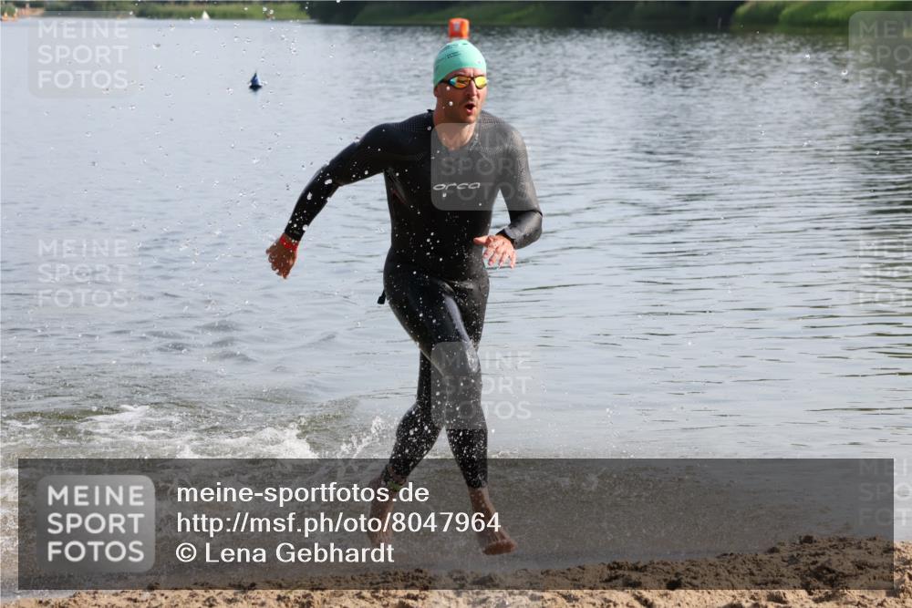 15.06.2025 - 27. Vierlanden-Triathlon Lena Gebhardt http://msf.ph/oto/8047964 15.06.2025 08:56:15 Schwimmen 239 meine-sportfotos.de