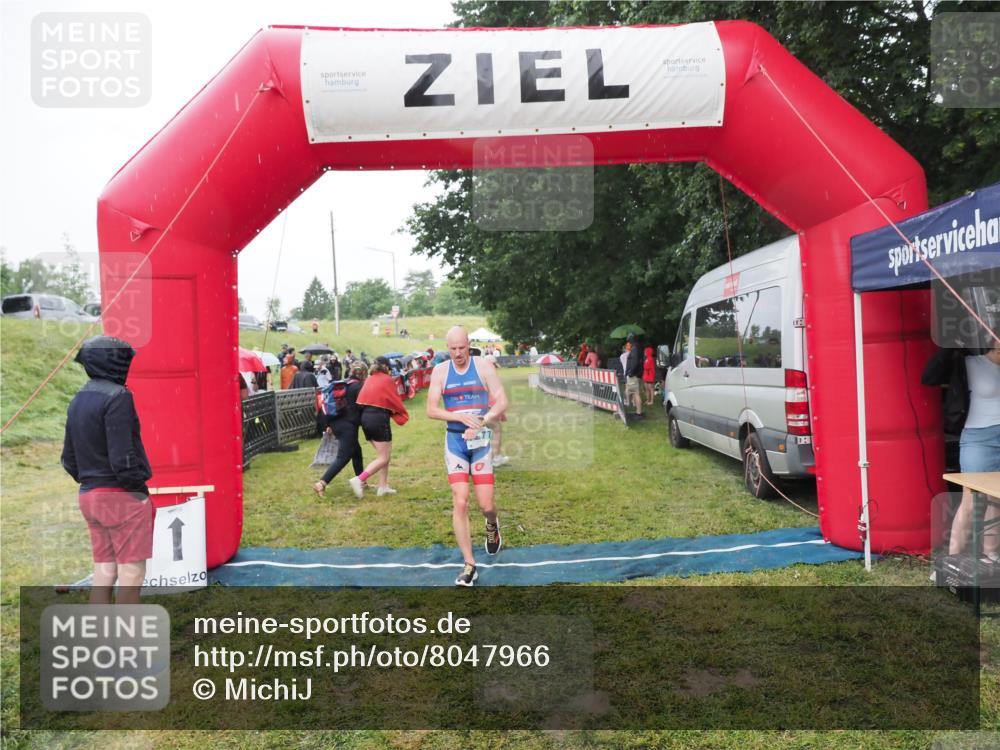 21.06.2025 - 27. Vierlanden-Triathlon MichiJ http://msf.ph/oto/8047966 15.06.2026 14:16:07 Ziel 1173, 1277 meine-sportfotos.de
