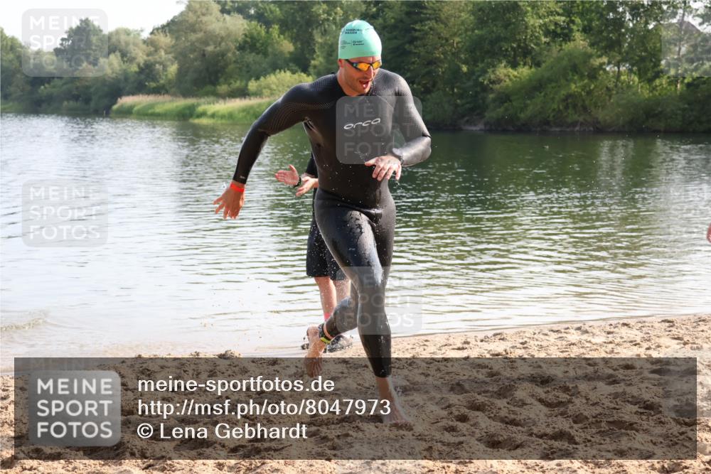 15.06.2025 - 27. Vierlanden-Triathlon Lena Gebhardt http://msf.ph/oto/8047973 15.06.2025 08:56:16 Schwimmen 239 meine-sportfotos.de