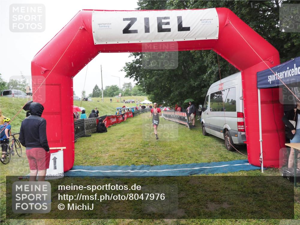 21.06.2025 - 27. Vierlanden-Triathlon MichiJ http://msf.ph/oto/8047976 15.06.2026 14:16:17 Ziel 1253 meine-sportfotos.de