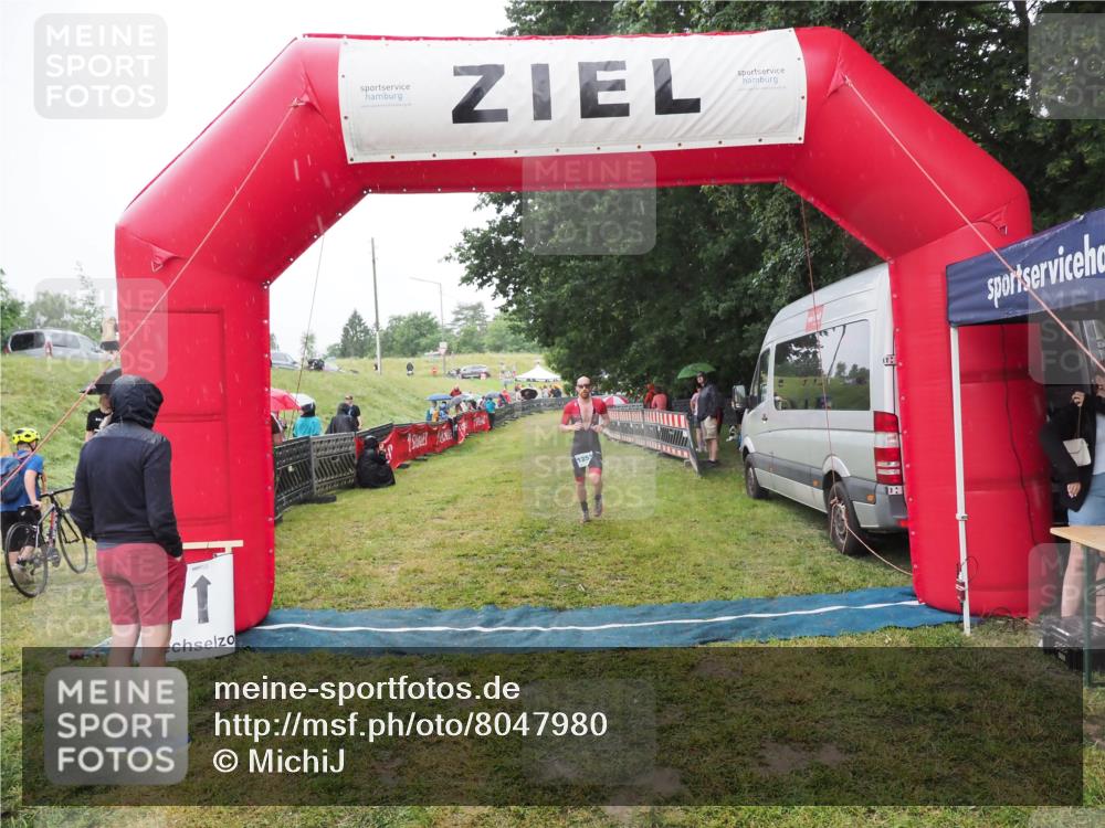 21.06.2025 - 27. Vierlanden-Triathlon MichiJ http://msf.ph/oto/8047980 15.06.2026 14:16:18 Ziel 1253 meine-sportfotos.de