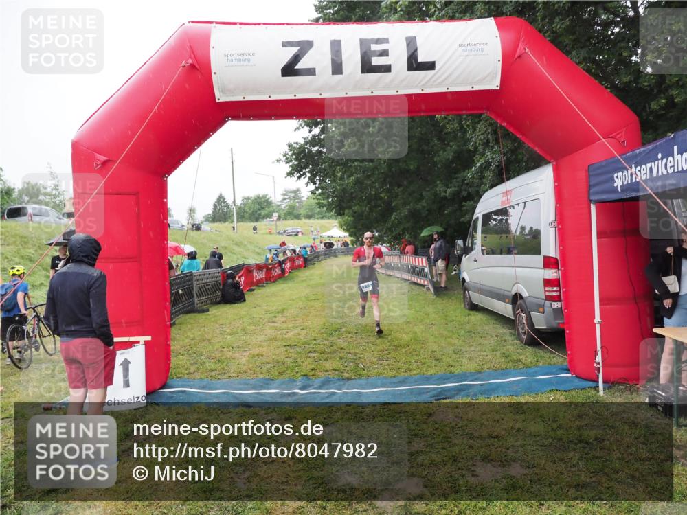 21.06.2025 - 27. Vierlanden-Triathlon MichiJ http://msf.ph/oto/8047982 15.06.2026 14:16:18 Ziel 1253 meine-sportfotos.de