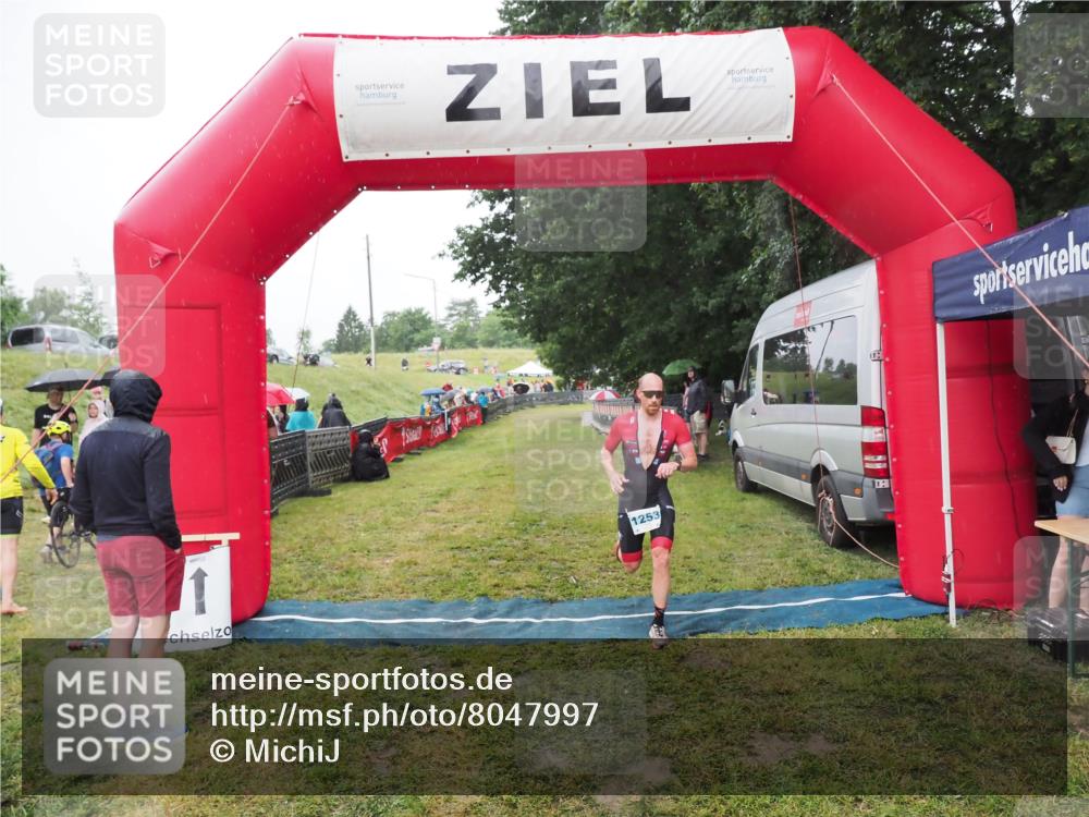 21.06.2025 - 27. Vierlanden-Triathlon MichiJ http://msf.ph/oto/8047997 15.06.2026 14:16:19 Ziel 1253 meine-sportfotos.de