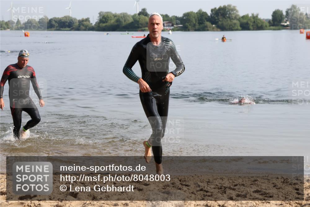15.06.2025 - 27. Vierlanden-Triathlon Lena Gebhardt http://msf.ph/oto/8048003 15.06.2025 08:58:03 Schwimmen 151, 157 meine-sportfotos.de