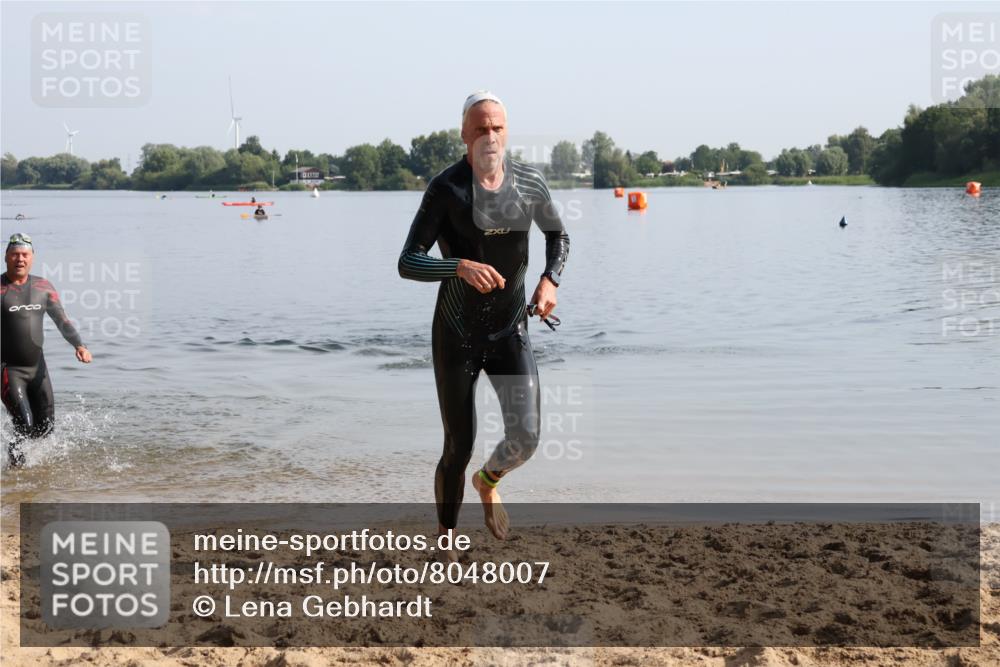 15.06.2025 - 27. Vierlanden-Triathlon Lena Gebhardt http://msf.ph/oto/8048007 15.06.2025 08:58:04 Schwimmen 151, 157 meine-sportfotos.de