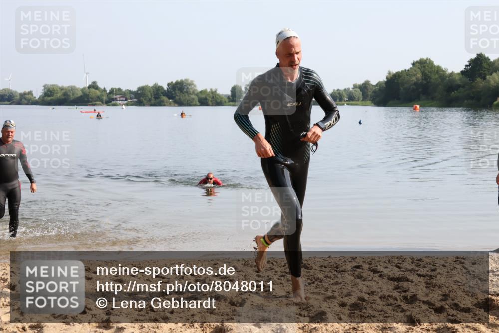 15.06.2025 - 27. Vierlanden-Triathlon Lena Gebhardt http://msf.ph/oto/8048011 15.06.2025 08:58:05 Schwimmen 151, 157 meine-sportfotos.de