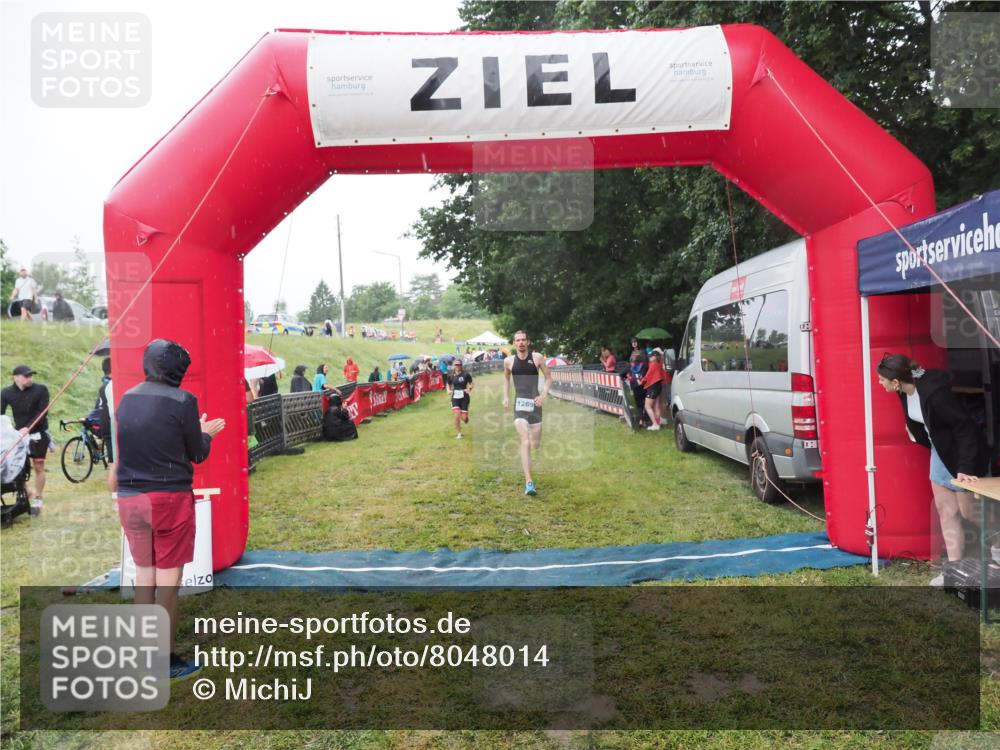 21.06.2025 - 27. Vierlanden-Triathlon MichiJ http://msf.ph/oto/8048014 15.06.2026 14:17:17 Ziel 1218, 1269 meine-sportfotos.de