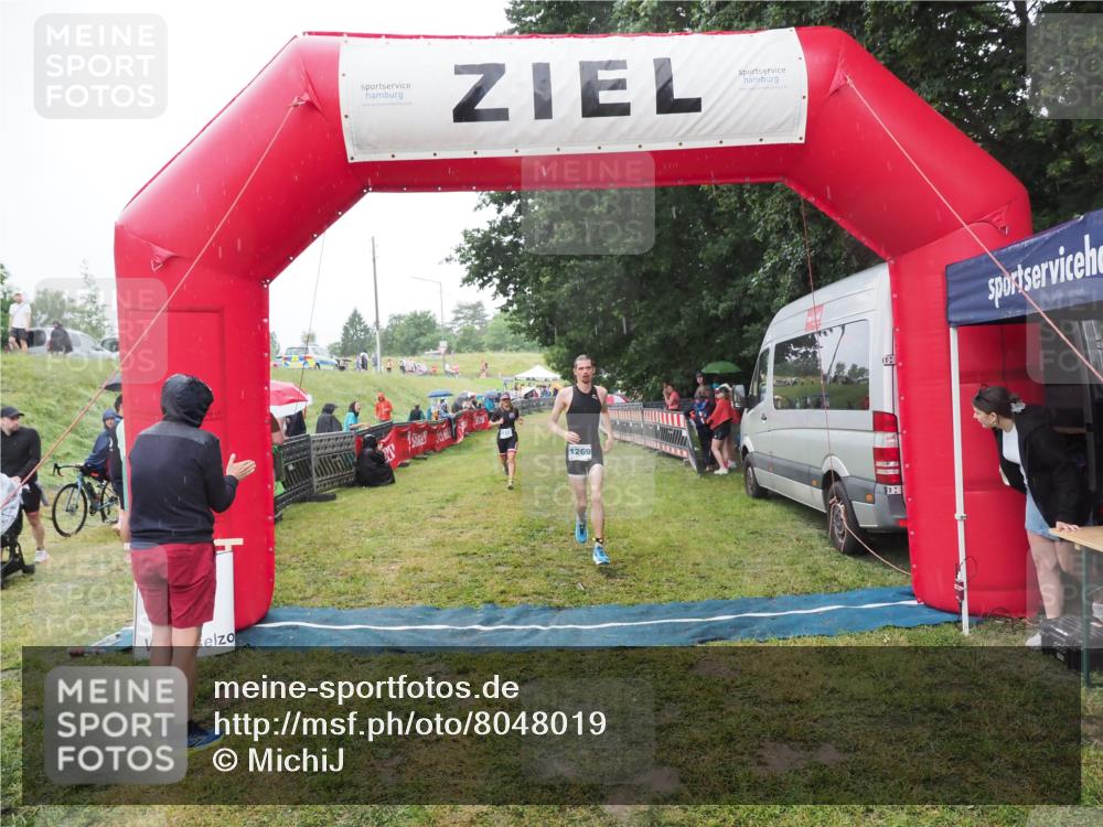 21.06.2025 - 27. Vierlanden-Triathlon MichiJ http://msf.ph/oto/8048019 15.06.2026 14:17:17 Ziel 1218, 1269 meine-sportfotos.de