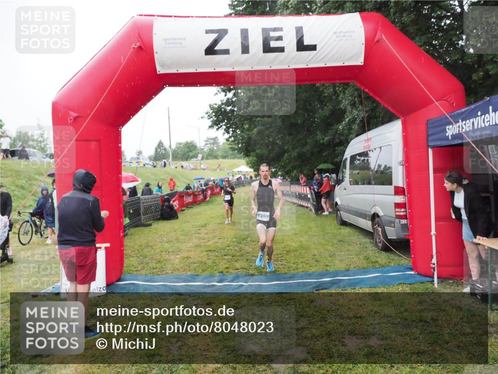 21.06.2025 - 27. Vierlanden-Triathlon MichiJ http://msf.ph/oto/8048023 15.06.2026 14:17:17 Ziel 1218, 1269 meine-sportfotos.de