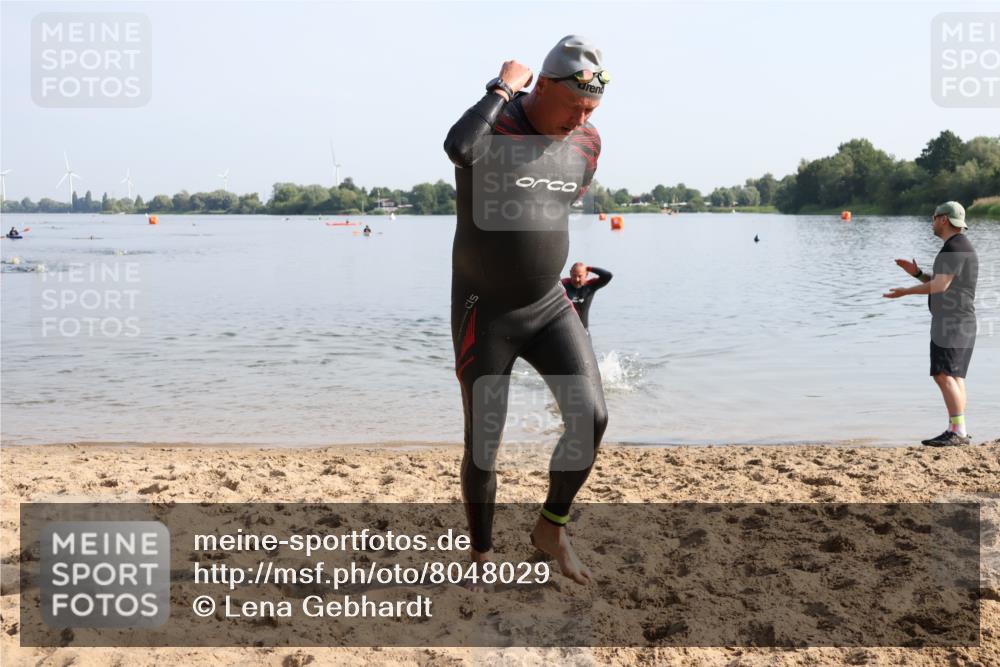 15.06.2025 - 27. Vierlanden-Triathlon Lena Gebhardt http://msf.ph/oto/8048029 15.06.2025 08:58:11 Schwimmen 151, 157, 232 meine-sportfotos.de